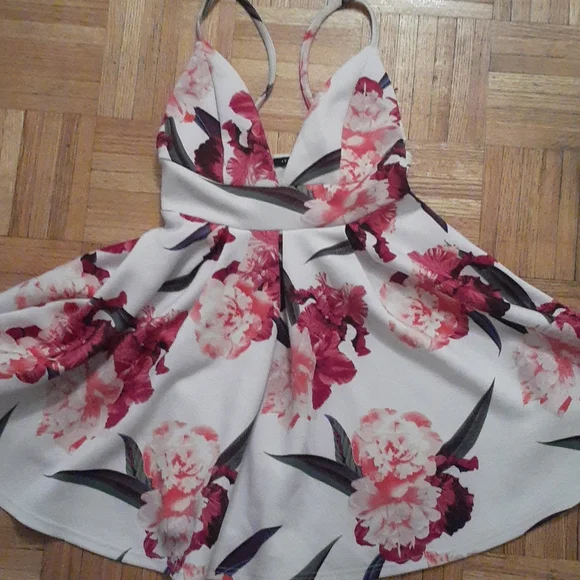 🌺FLORAL COCKTAIL DRESS🌺 - Picture 2 of 3